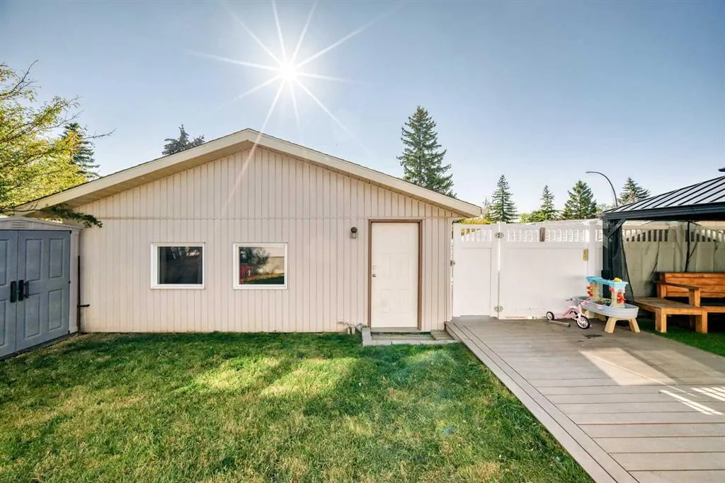 8 Abadan Crescent NE