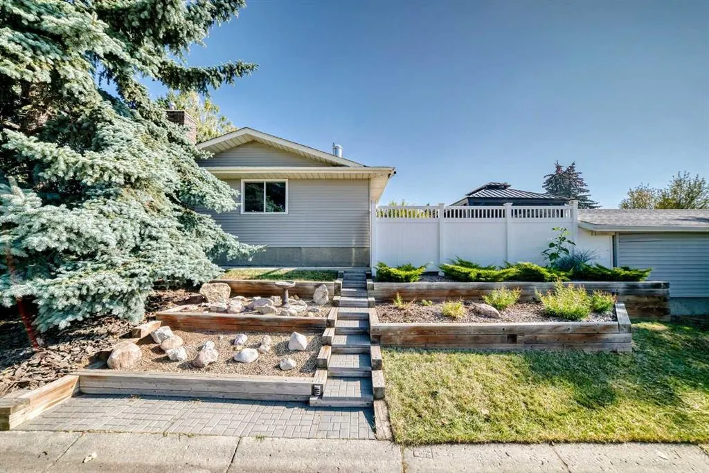 8 Abadan Crescent NE