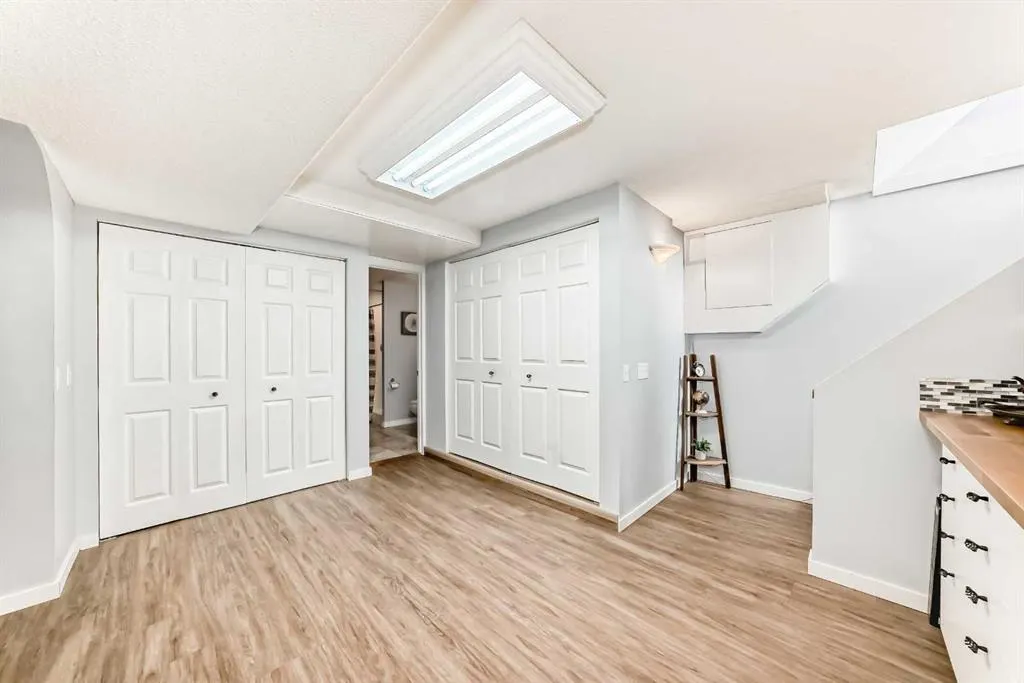 8 Abadan Crescent NE