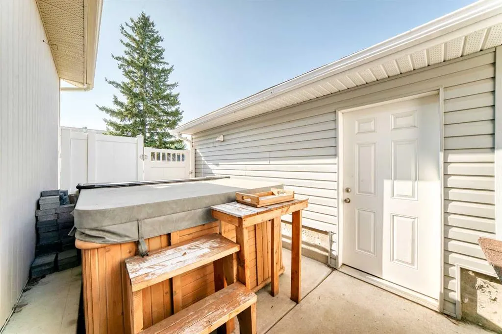 8 Abadan Crescent NE