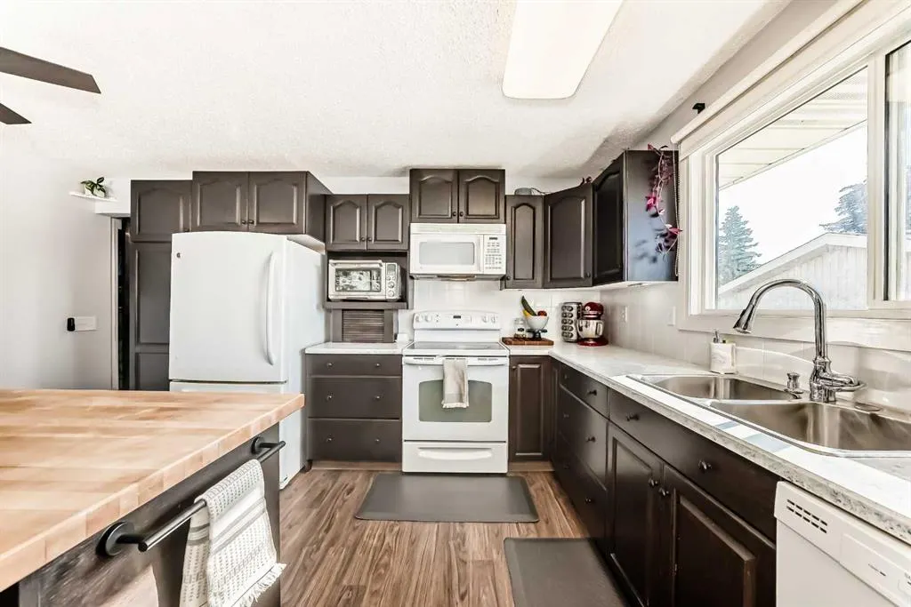 8 Abadan Crescent NE