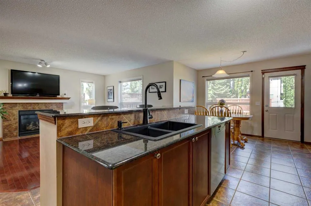 78 Cougarstone Close SW