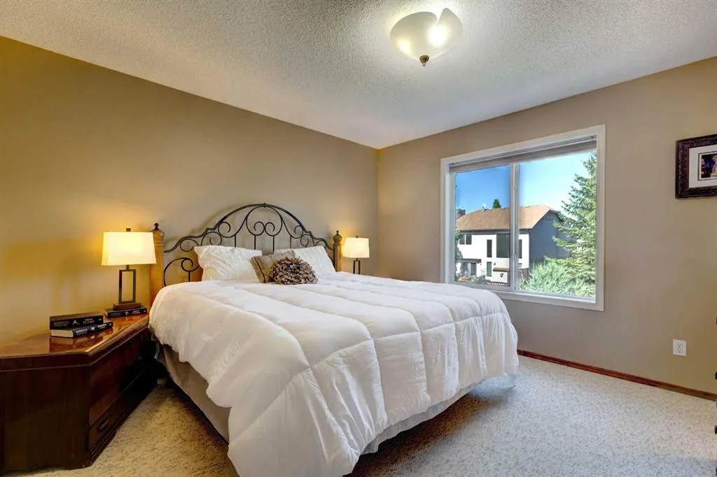 78 Cougarstone Close SW