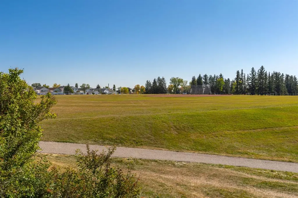 7 Erin Park Bay SE