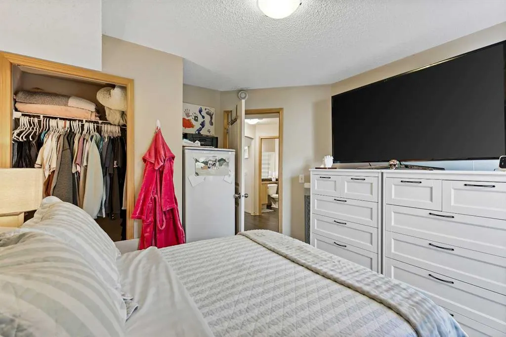 15 Everridge Square SW, #104