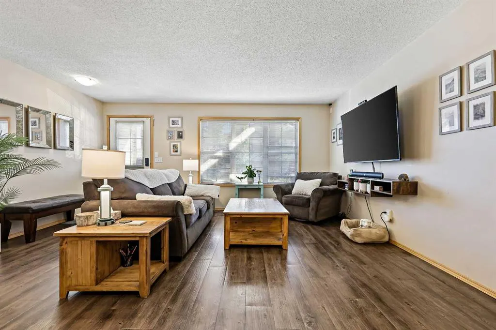 15 Everridge Square SW, #104