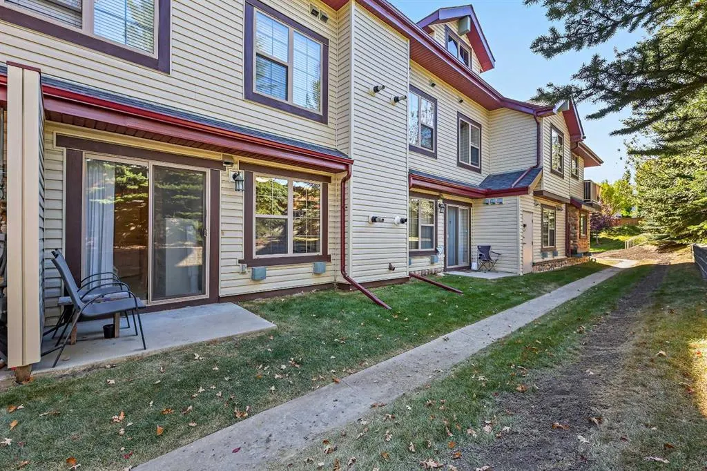 15 Everridge Square SW, #104