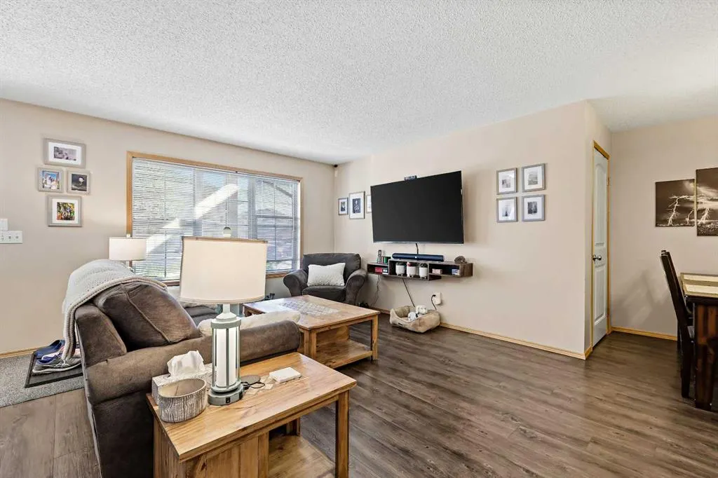 15 Everridge Square SW, #104