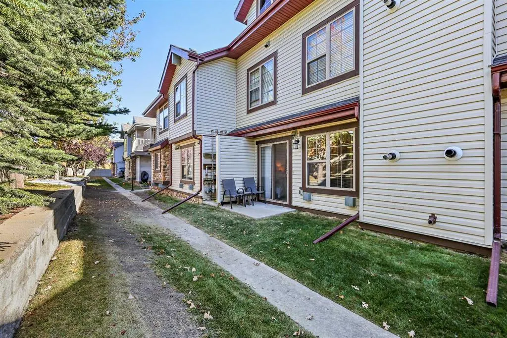 15 Everridge Square SW, #104