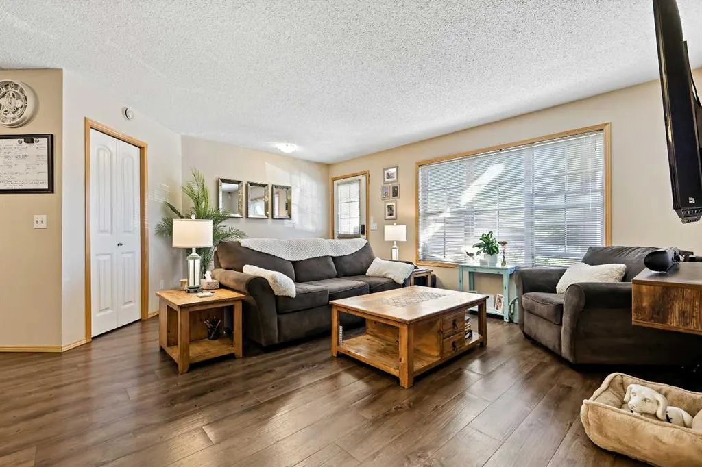 15 Everridge Square SW, #104