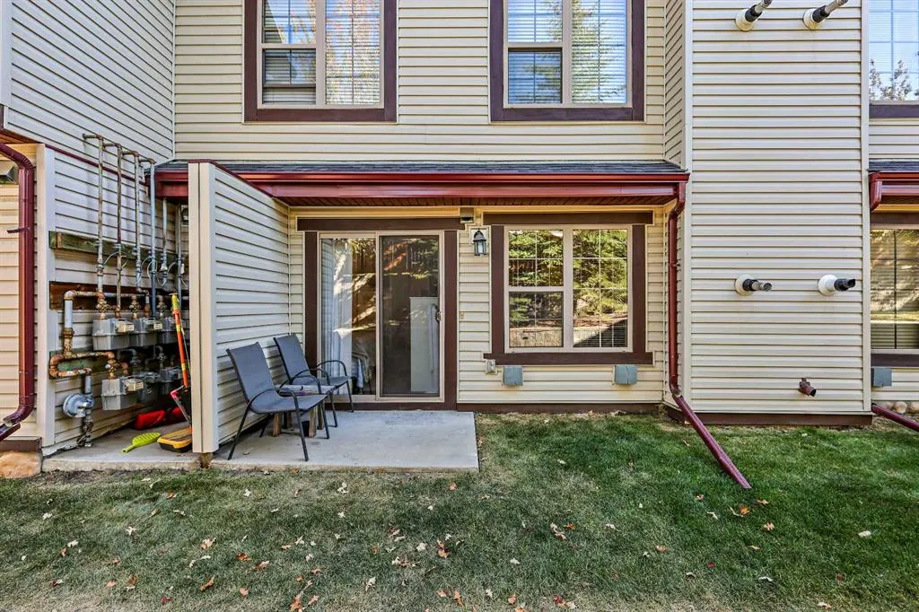 15 Everridge Square SW, #104
