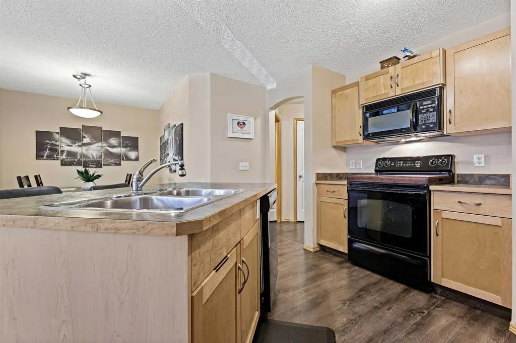 15 Everridge Square SW, #104