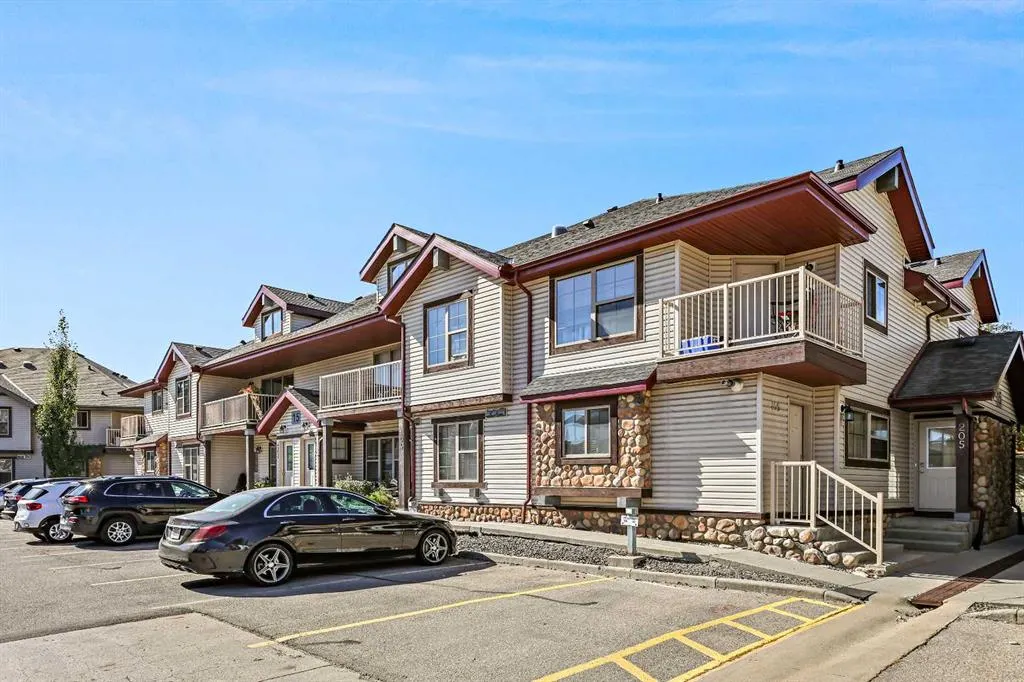15 Everridge Square SW, #104