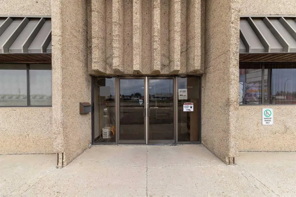 5720 44 Street, #Top Floor WEST SIDE