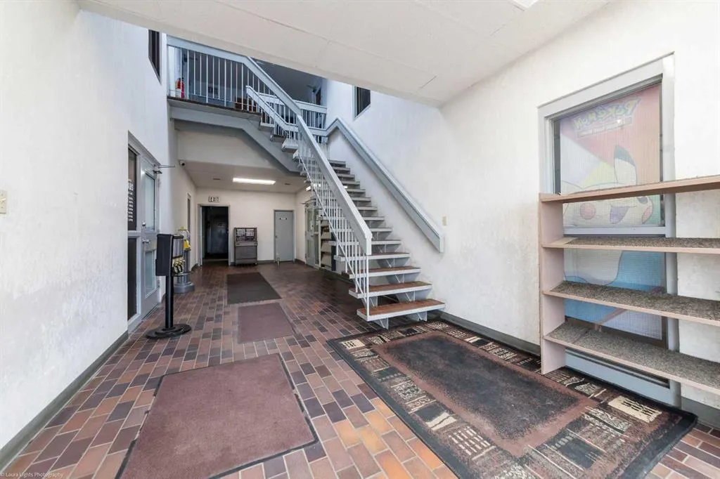 5720 44 Street, #Top Floor WEST SIDE