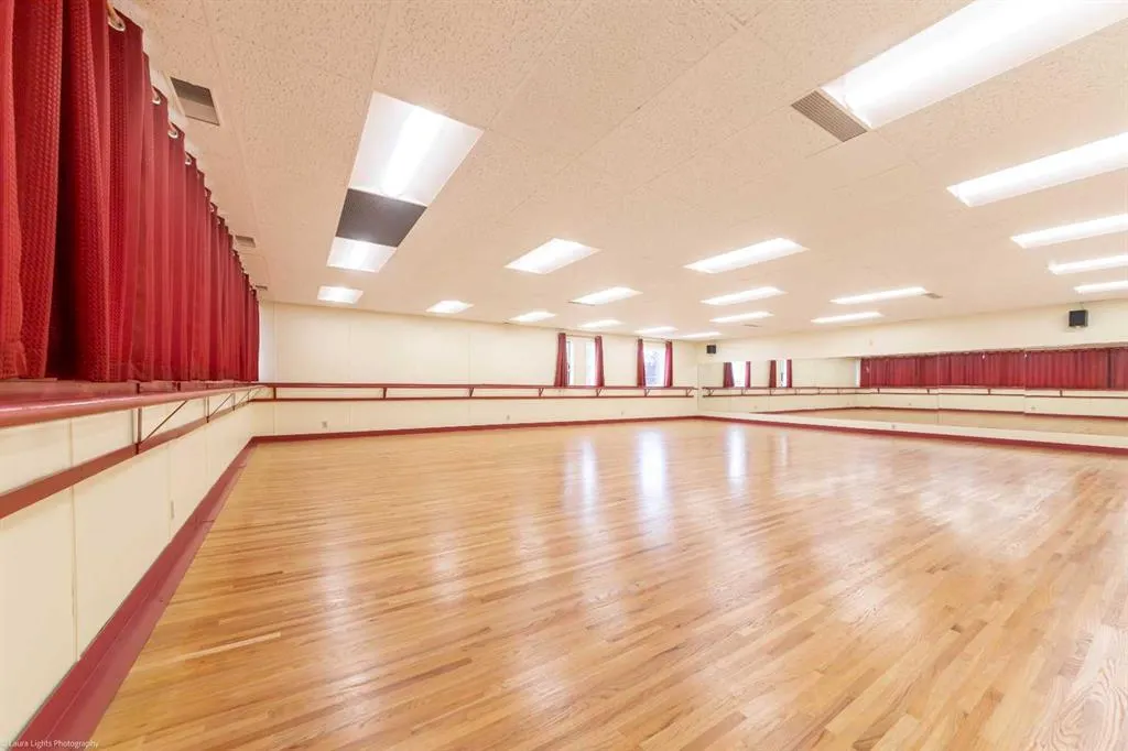 5720 44 Street, #Top Floor WEST SIDE
