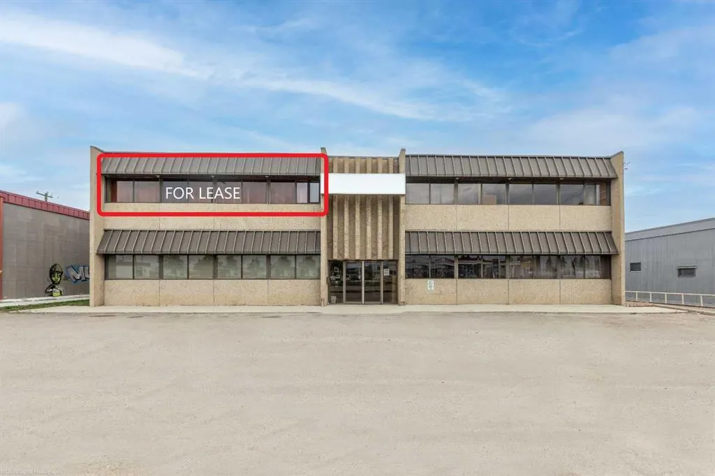5720 44 Street, #Top Floor WEST SIDE