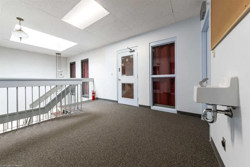 5720 44 Street, #Top Floor WEST SIDE