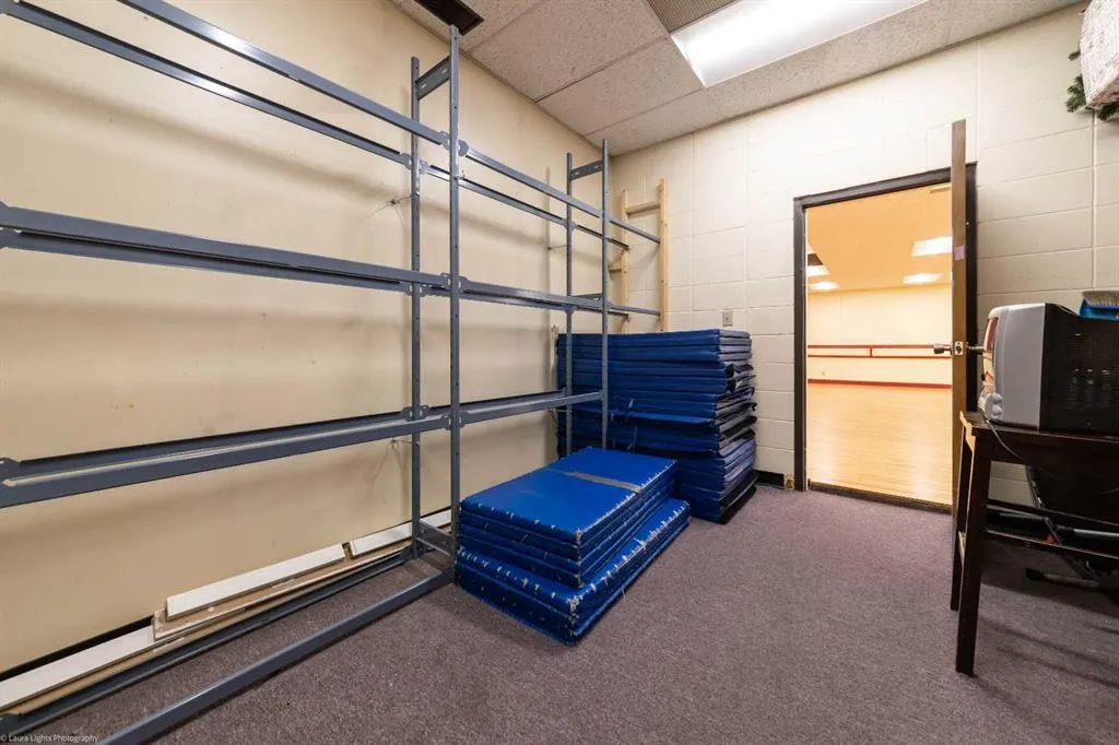5720 44 Street, #Top Floor WEST SIDE
