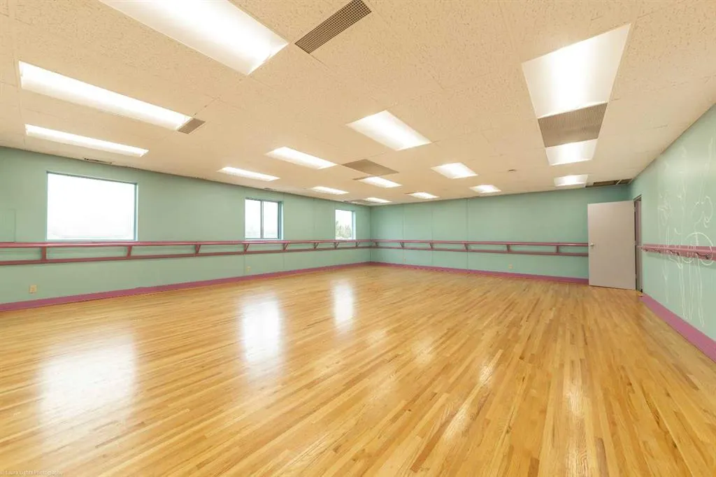 5720 44 Street, #Top Floor - NORTH EAST PT