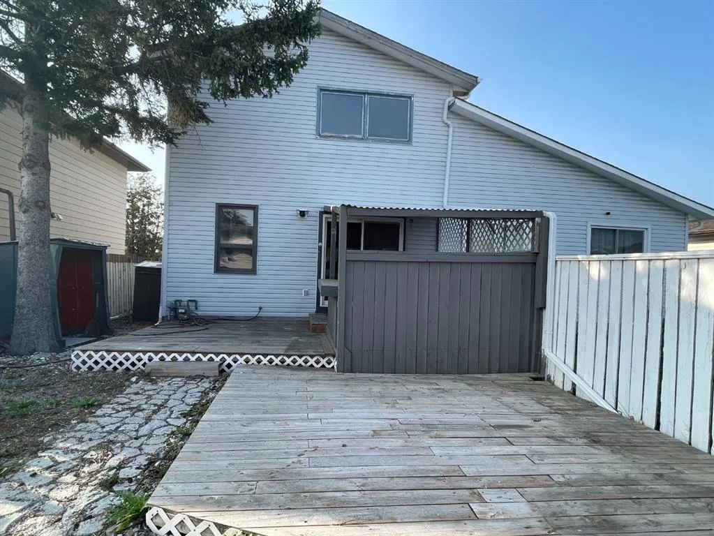 14 Whitman Close NE