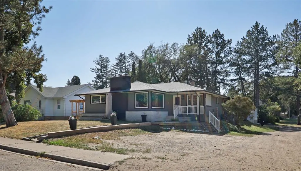 535 2A Avenue W