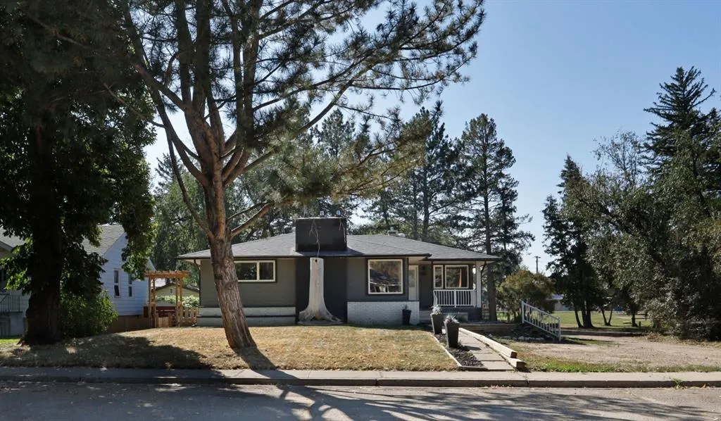 535 2A Avenue W