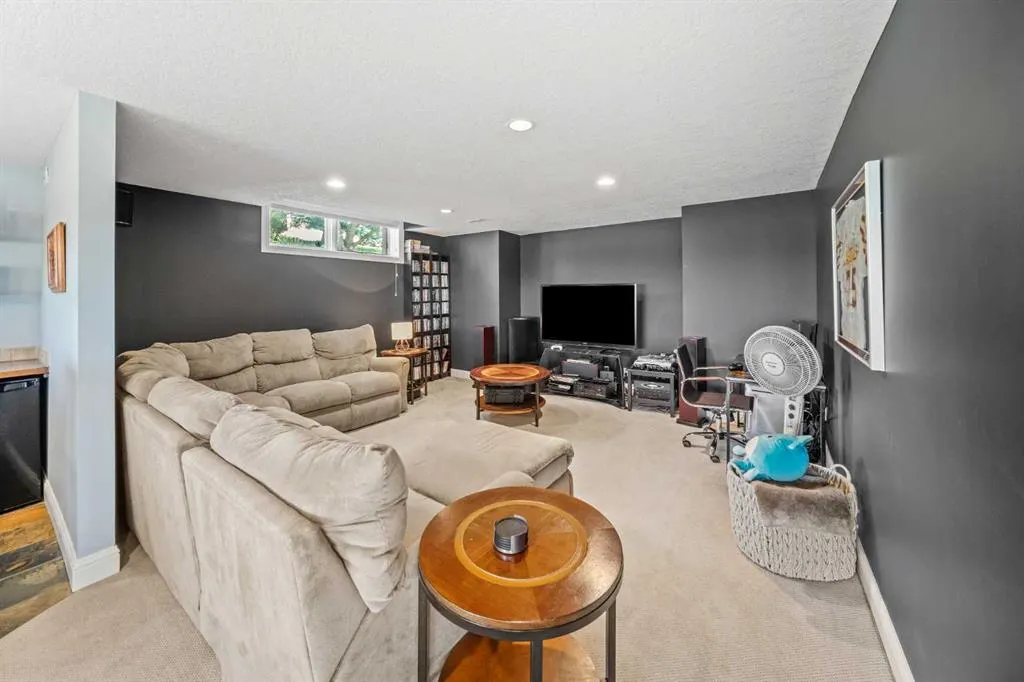 171 Slopeview Drive SW