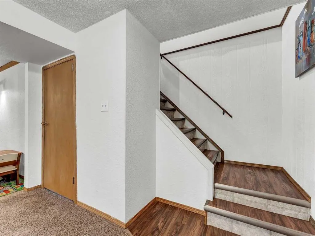 112 Lake Newell Crescent E