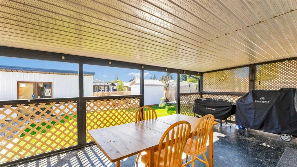 112 Lake Newell Crescent E