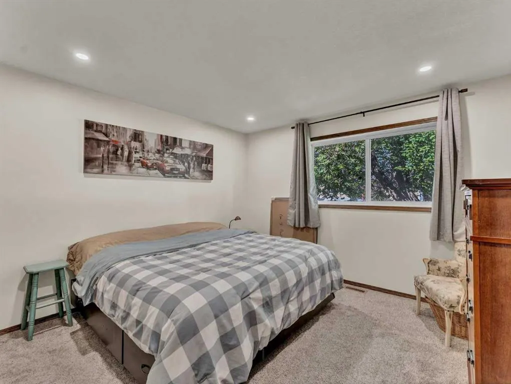 112 Lake Newell Crescent E