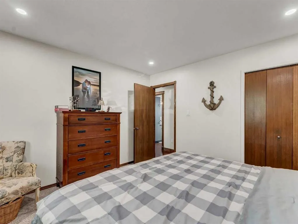 112 Lake Newell Crescent E