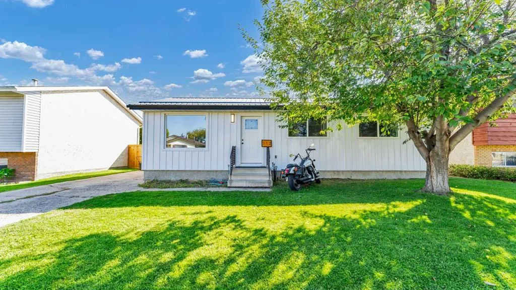 112 Lake Newell Crescent E