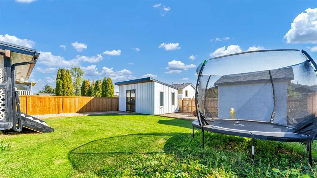 112 Lake Newell Crescent E