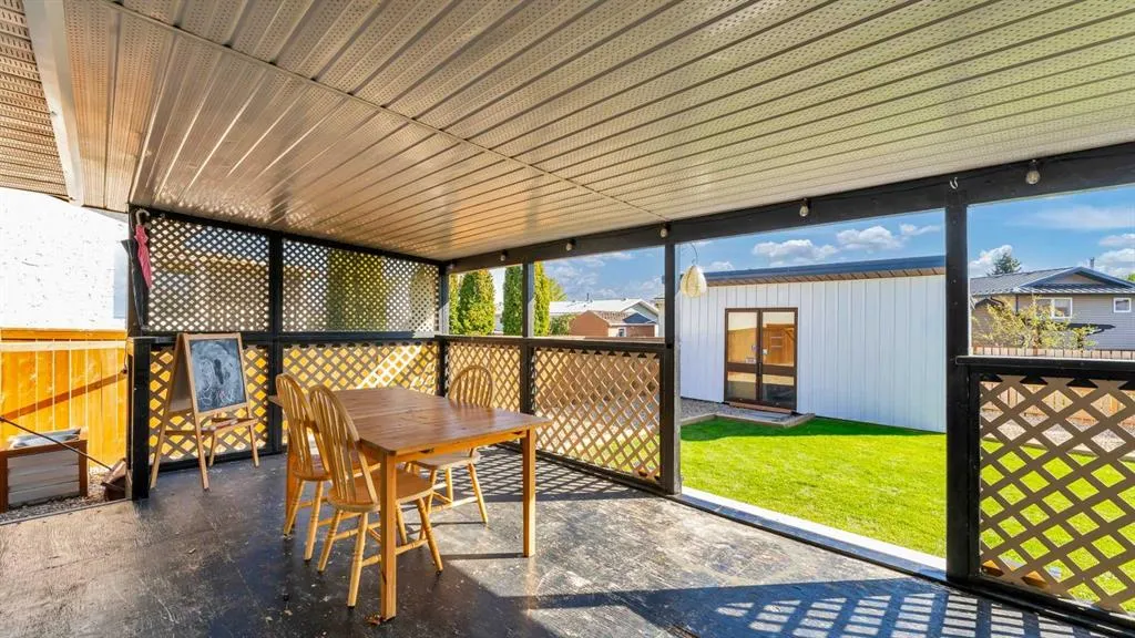 112 Lake Newell Crescent E