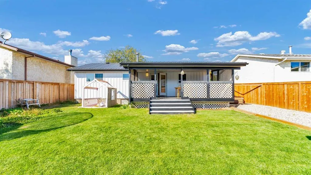 112 Lake Newell Crescent E