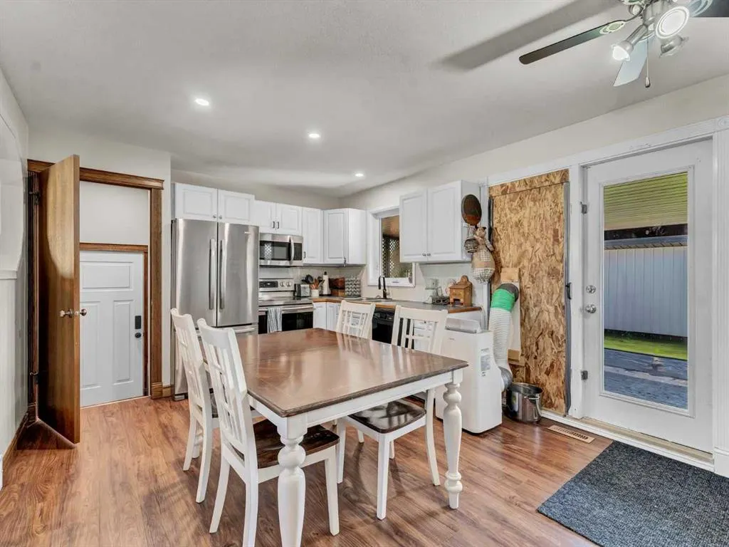 112 Lake Newell Crescent E
