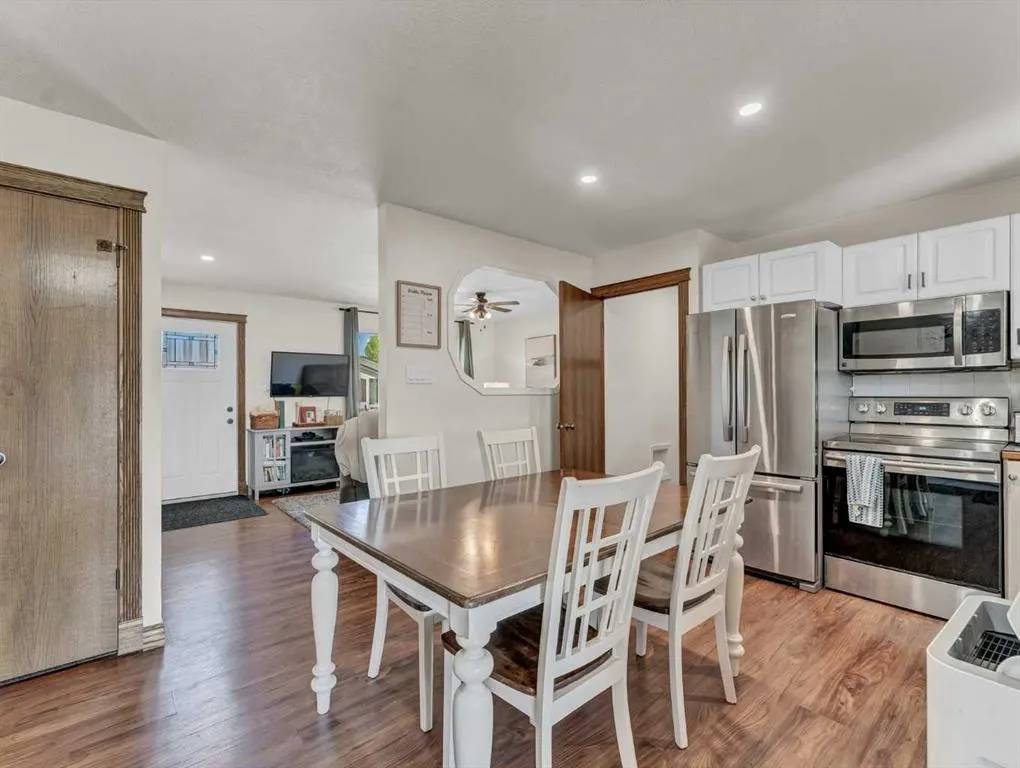 112 Lake Newell Crescent E