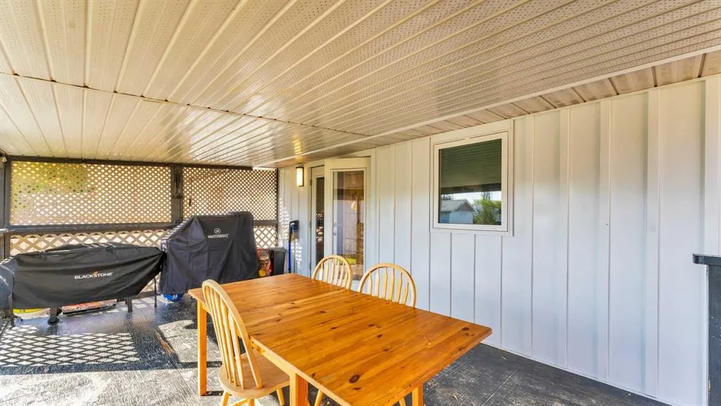 112 Lake Newell Crescent E