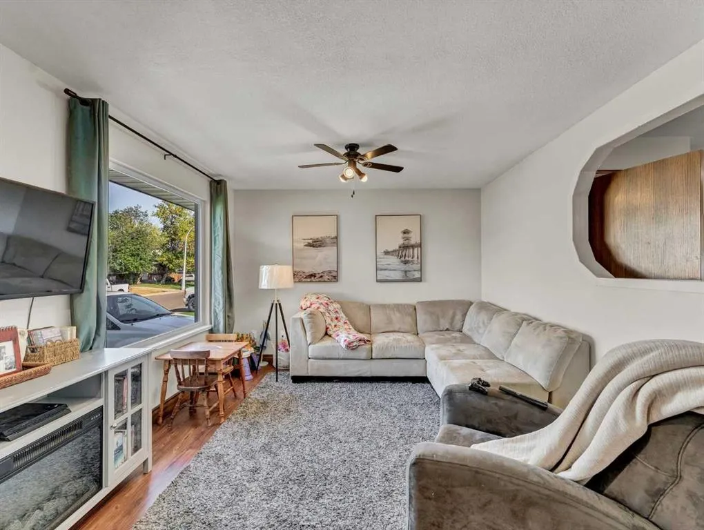 112 Lake Newell Crescent E