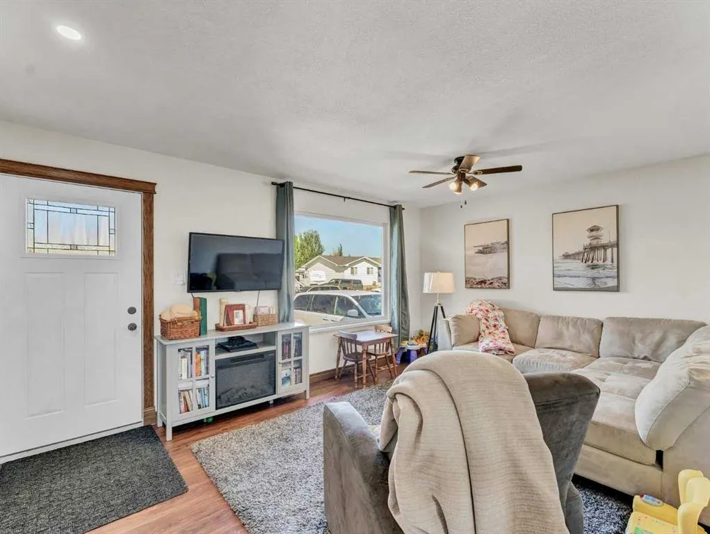 112 Lake Newell Crescent E