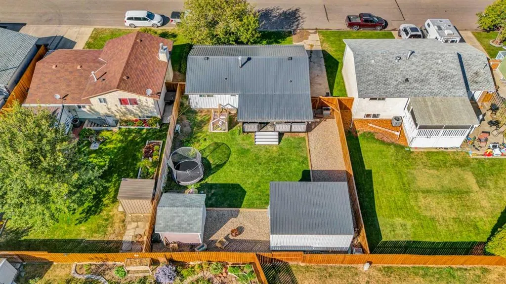 112 Lake Newell Crescent E