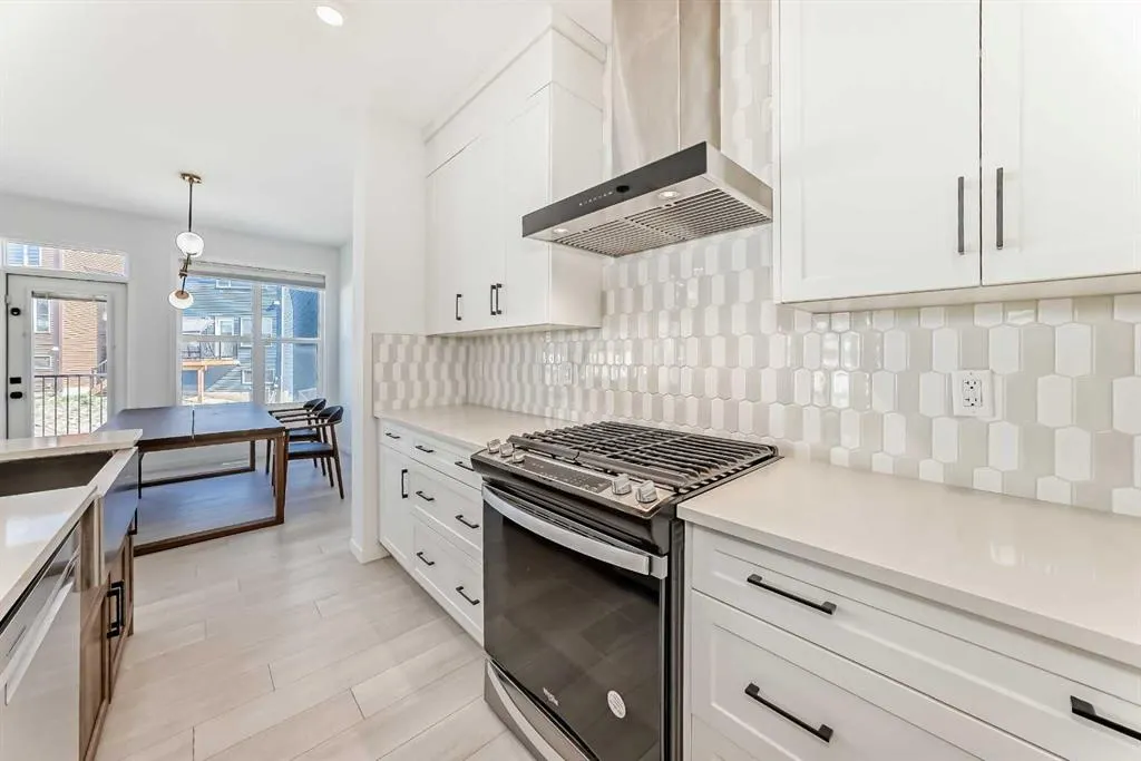 392 Carringvue Place NW