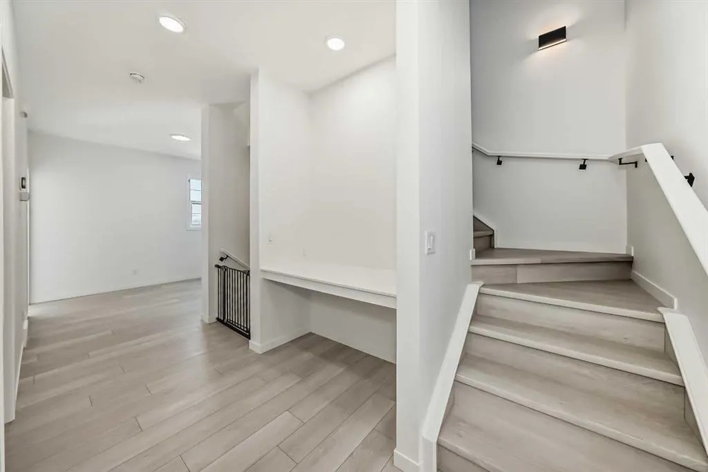 392 Carringvue Place NW