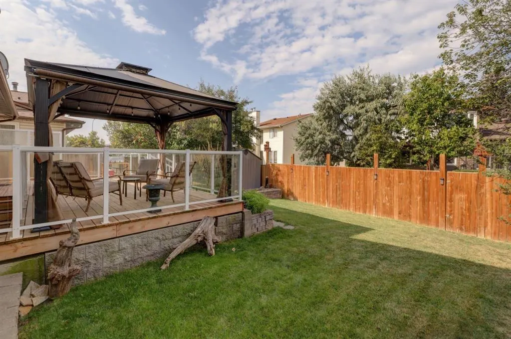 19 Castlefall Way NE