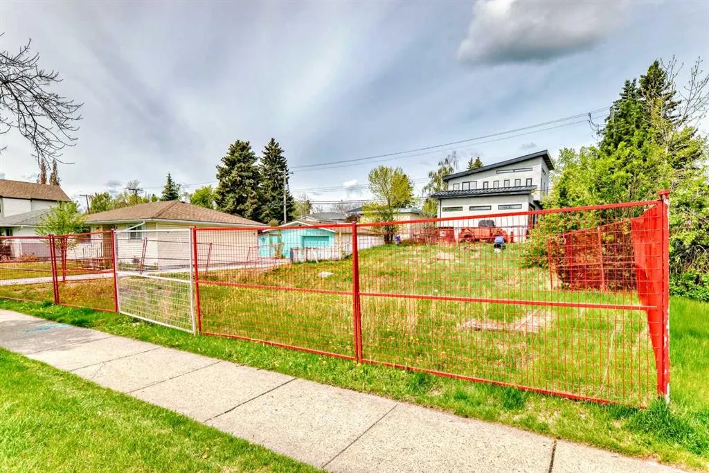 523 Northmount Drive NW