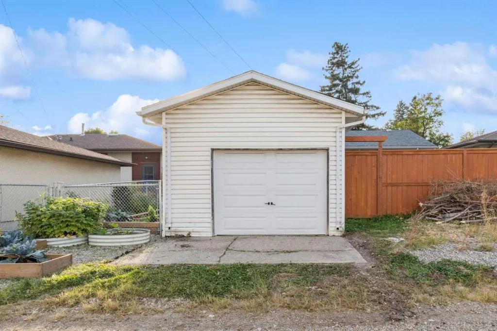 1616 Robson Crescent SE