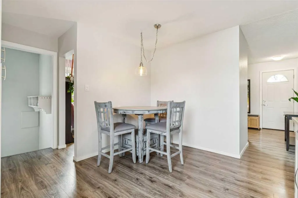 1616 Robson Crescent SE