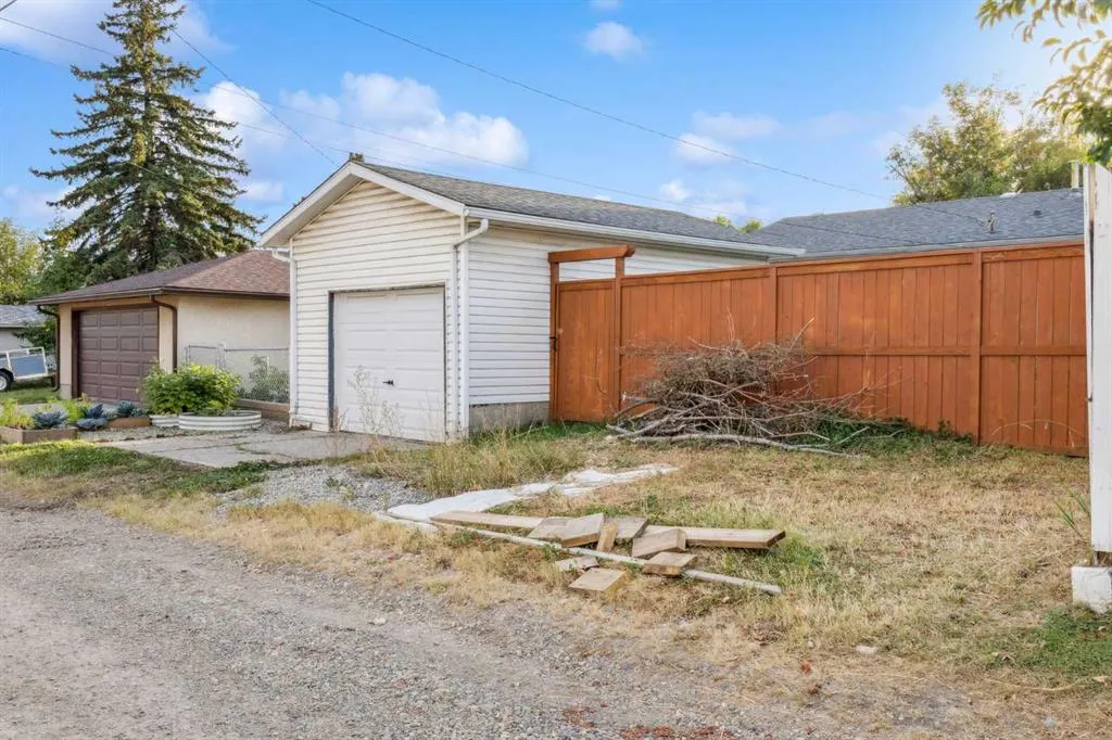 1616 Robson Crescent SE