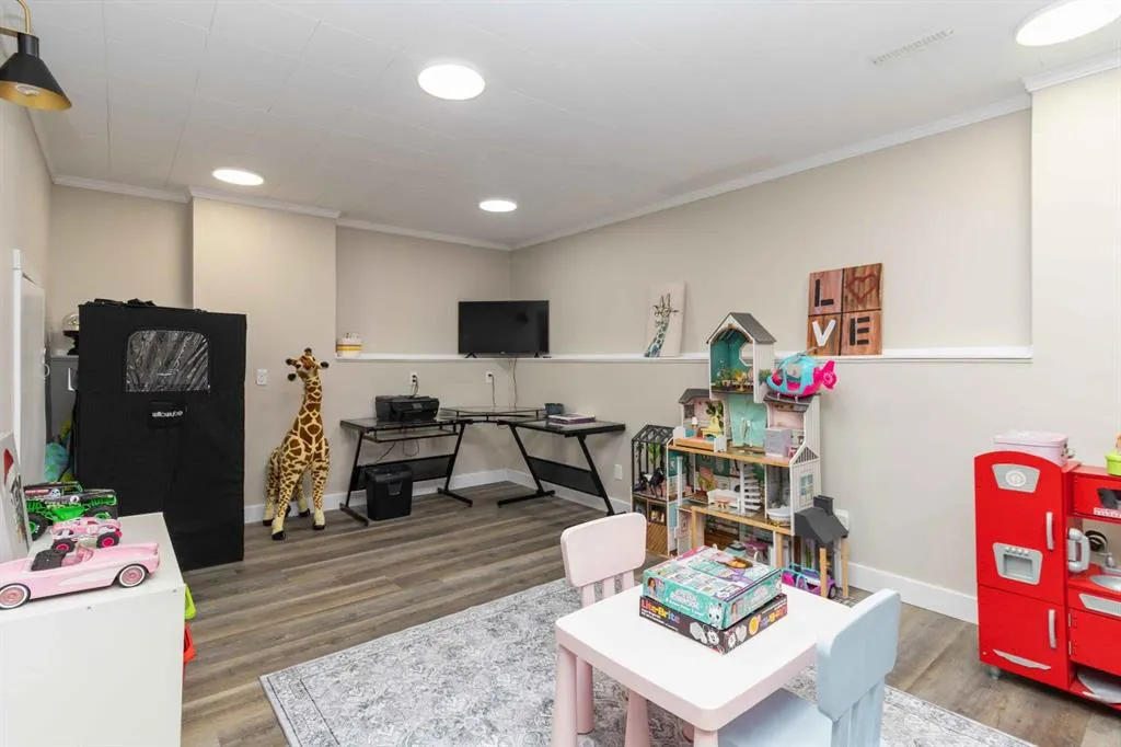 225 Farrell Crescent